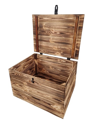 Wooden crate with - , lid,